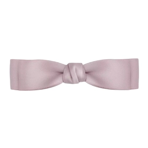 Détail du nœud papillon double en satin lavande avec barrette à ressort élégante