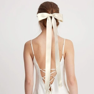 Barrette à cheveux élégante avec grand nœud en satin crème et longs rubans