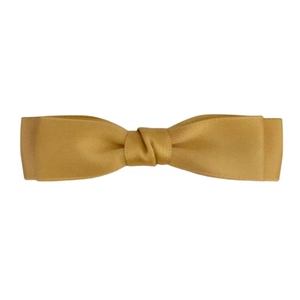 Détail d'un nœud papillon doré double couche montrant la texture du ruban