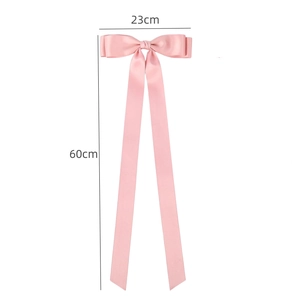 Nœud pour cheveux en satin rose avec longs rubans, dimensions 23cm de large et 60cm de long