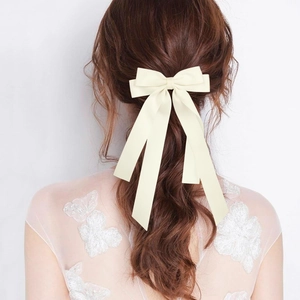 Pince à cheveux élégante avec double nœud crème et longs rubans pour mariage et fête