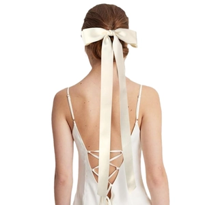 Barrette nœud géant en satin ivoire élégant avec de longs rubans pour un look ballet