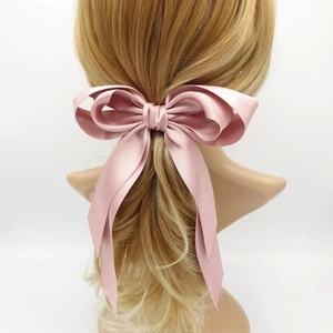 Elegante fermaglio per capelli in raso rosa con doppio fiocco e nastri lunghi