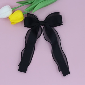 Détail de la pince à cheveux noeud en tulle noir double épaisseur avec longs rubans