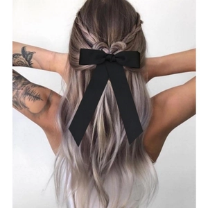 Barrette à nœud élégante en gros-grain noir avec longs rubans sur une coiffure attachée