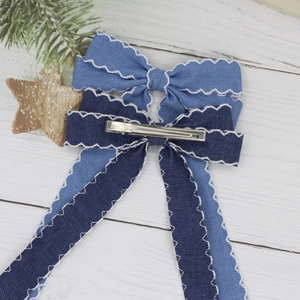 Barrettes à nœud en jean bleu marine et bleu clair avec coutures blanches en zigzag