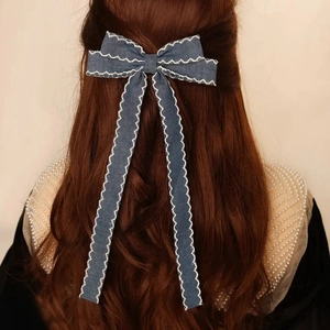 Barrette à cheveux en denim bleu avec nœud papillon, rubans longs et couture ondulée