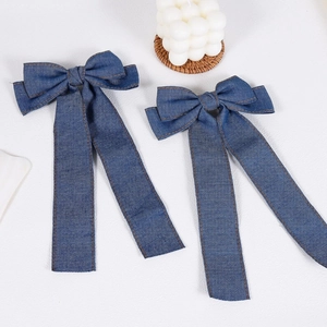 Set aus zwei dunkelblauen Jeans-Haarschleifen mit langen Bändern und Ziernähten