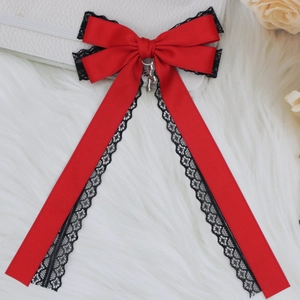 Dettaglio fiocco rosso stile Gothic Lolita con pizzo nero e pendente a croce argento