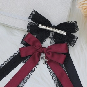 Fiocchi per capelli gotici con ciondoli a croce in pizzo nero e raso bordeaux eleganti