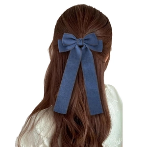 Dunkelblauer Denim-Haarclip mit Schleife, langen Bändern und braunen Nähten