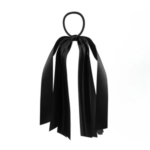 Détail d'un chouchou en satin noir élégant avec de longs rubans pour coiffures femmes