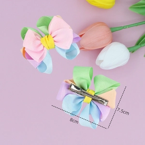 Set di fermagli per capelli a fiocco arcobaleno a strati con clip a coccodrillo su sfondo viola