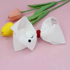 Gros plan d'un grand nœud papillon bonhomme de neige blanc avec détail rouge
