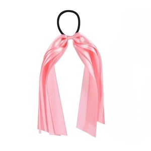 Détail du chouchou en satin rose avec long ruban et élastique pour cheveux souple