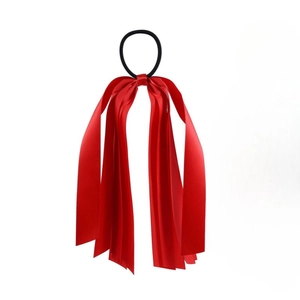 Vue détaillée d'un chouchou en ruban satin rouge avec élastique noir à haute élasticité