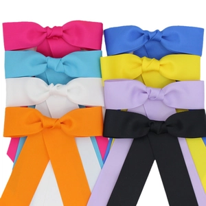 Lot de huit pinces à cheveux avec nœuds en ruban gros-grain coloré et longs rubans