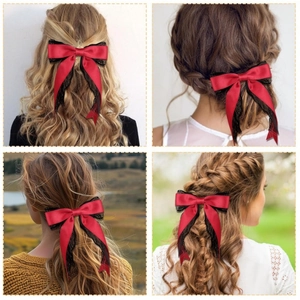 Barrette à nœud en satin rouge avec dentelle noire présentée sur quatre coiffures variées