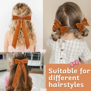 Détail des barrettes nœuds en velours caramel portées sur différentes coiffures