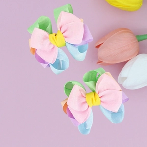Dettaglio di fiocchi per capelli in nastro grosgrain colorato in dolci toni macaron
