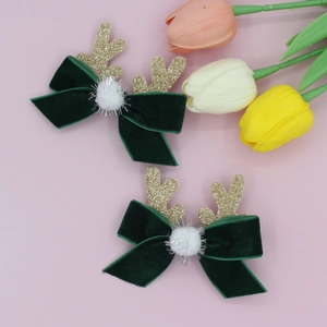 Détail de barrettes de Noël avec bois dorés et tissu en velours doux et élégant