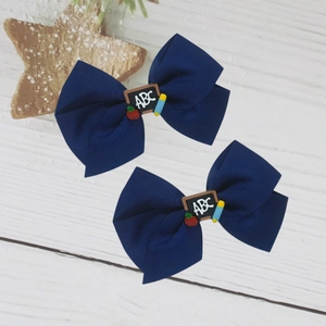 Détail de nœuds marins en gros-grain avec motifs scolaires comme tableau ABC et pomme