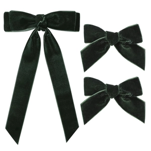 Détail d'un ensemble de barrettes nœuds en velours vert foncé à texture premium