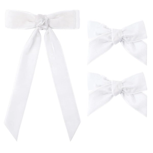 Détail de l'ensemble de barrettes nœuds en velours blanc avec longs rubans sur fond blanc
