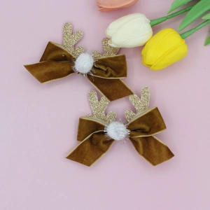 Détail de pinces à cheveux de renne de Noël avec nœuds en velours marron