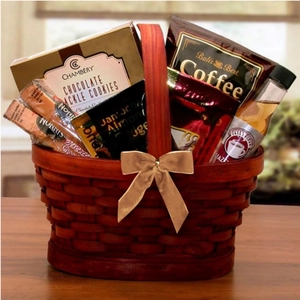 Gros plan d'un panier cadeau festif avec un nœud doré et des produits gourmands