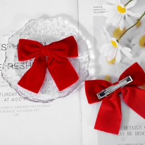 Paire élégante de barrettes à cheveux en velours rouge avec clips en métal argenté