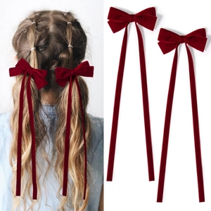 Détails de pinces à cheveux à nœuds en velours rouge foncé avec rubans sur modèle et blanc