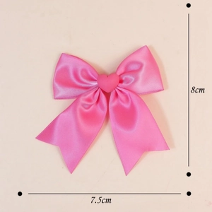 Barrette nœud en satin rose avec cœur, dimensions 8cm sur 7,5cm pour les filles