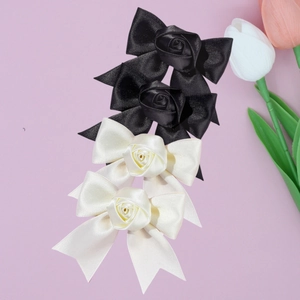 Elegante satijnen haarsstrikken met zijden roos in het midden in de kleuren zwart en wit