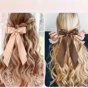 Barrette à nœud élégante en ruban satiné avec longs pans en doré champagne et marron café