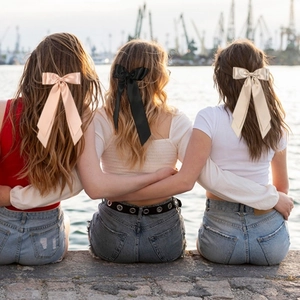 Lot de trois pinces à cheveux élégantes avec nœuds en satin rose, noir et blanc crème