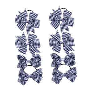 Dettaglio del set da 8 fiocchi in percalle blu con elastici per capelli neri