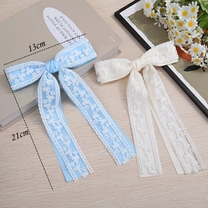 Barrette à cheveux élégante en dentelle bleue et crème avec de longs rubans fluides