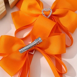 Barrette à cheveux avec nœud en ruban gros-grain orange et cœur en strass brillant