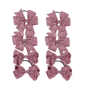 Dettaglio del set da 8 pezzi con fiocchi per capelli a quadretti rossi ed elastici neri