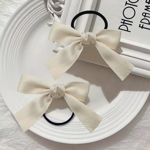 Lot de deux chouchous à nœud en satin crème pour femmes avec élastiques résistants