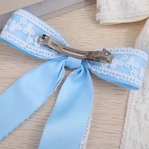 Barrette nœud en soie bleu clair élégante avec dentelle blanche et pince à ressort en métal