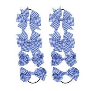 Dettaglio degli elastici per capelli con fiocchi in tessuto a quadretti blu e bianchi