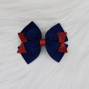Détail de la pince à cheveux noeud multicouche en ruban gros-grain avec paillettes rouges