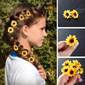 Detailaufnahme der Sonnenblumen-Haarnadel aus gelbem Stoff mit schwarzer U-Form