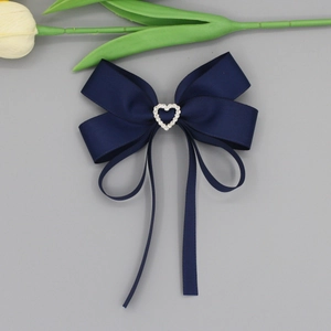 Barrette nœud en ruban côtelé bleu marine avec centre en diamant en forme de cœur et tulipes