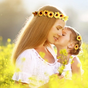 Detailansicht von Sonnenblumen-Haarkränzen und Haarspangen für Mutter und Kind im Blumenfeld