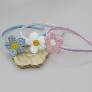Set de tres diademas de flores de ganchillo en azul claro, blanco y rosa para mujeres