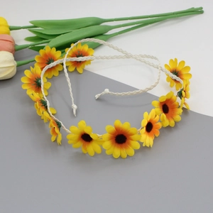 Detailansicht der Sonnenblumen-Krone mit gelben Gänseblümchen und weißem Flechtband