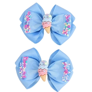 Détail de barrettes à nœuds bleu clair avec glace mignonne et perles arc-en-ciel